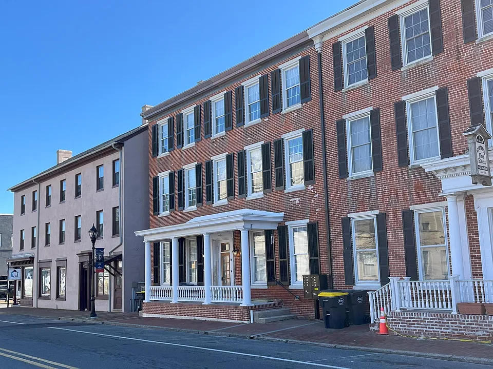 10 NW Front St #5