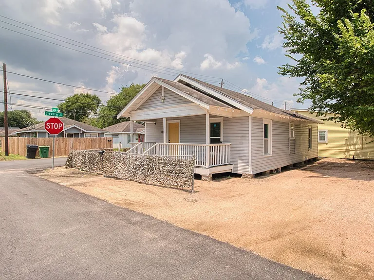 3201 Adelia St — Photo 15