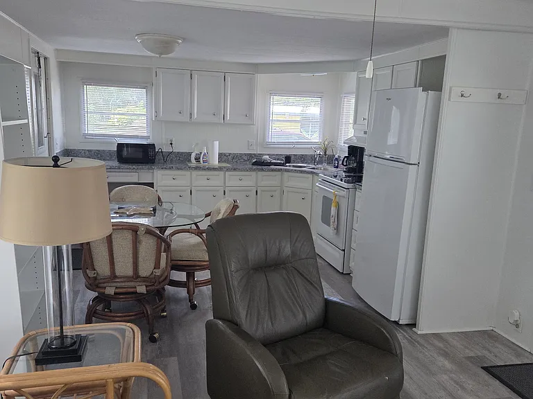 300 Pinewood Ave — Photo 10