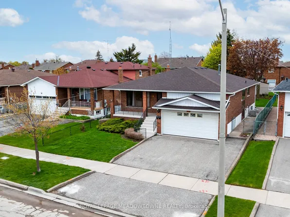 21 Leander St, Brampton, ON L6S 3M3