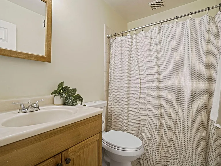 1141 N Vernon St — Photo 34