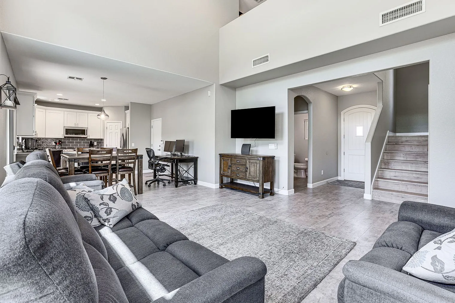 3 bed, 2.0 bath, 1668 sqft, $4,419 — Photo 2