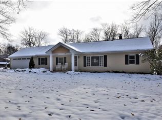 7685 Country Ln, Chagrin Falls, OH 44023