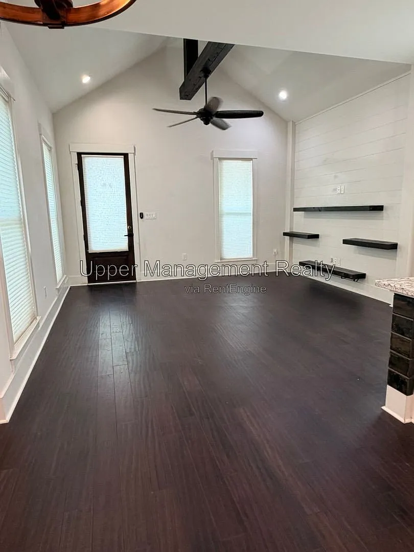 4 bed, 4.0 bath, 1970 sqft, $3,000 — Photo 2