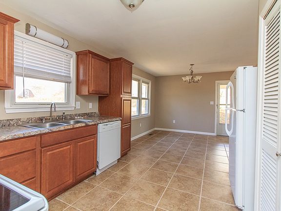 4th image of 128 Hillhurst Dr