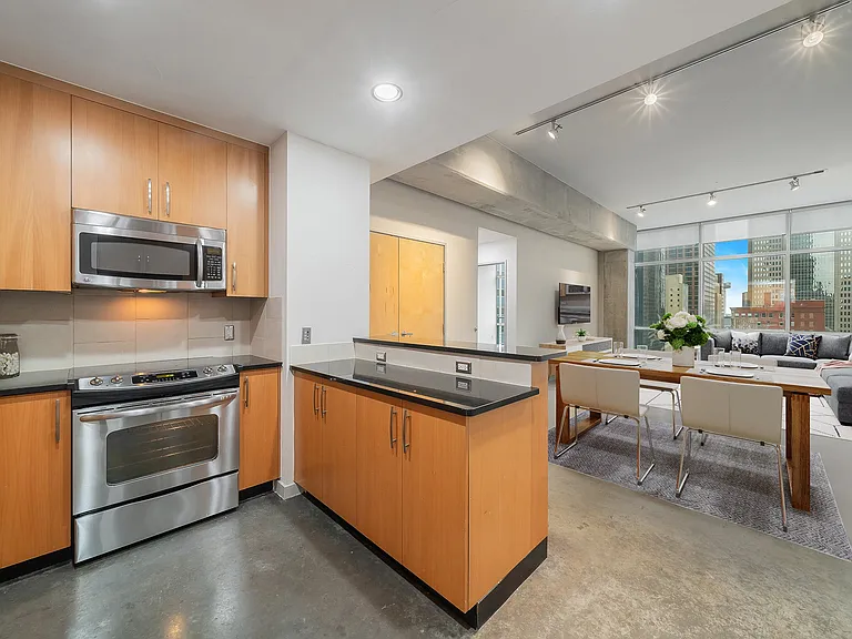 Main 3 Downtown — Photo 27