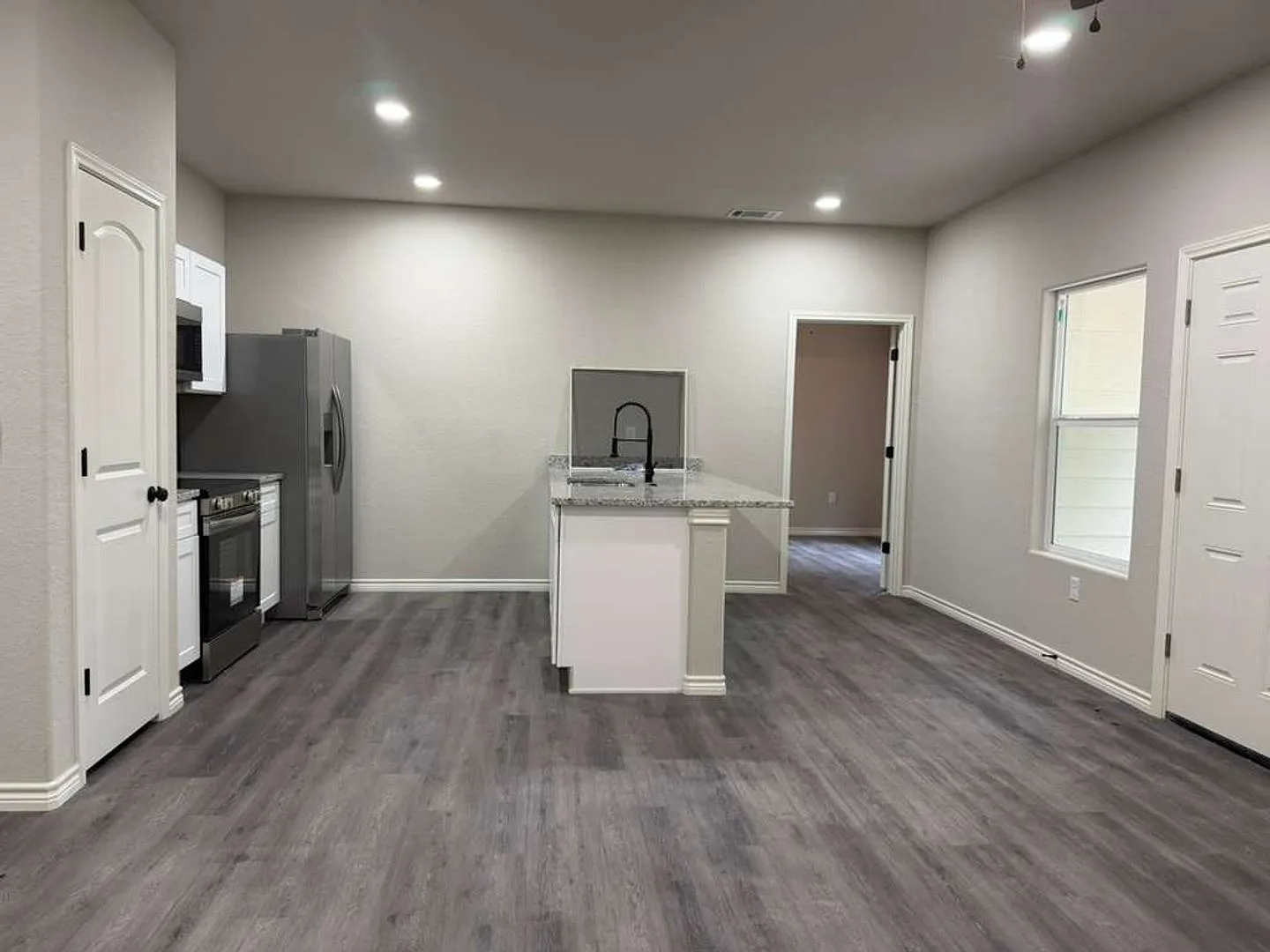 Spacious 2-Story 3BR Apartment Near Shopping, Parks & Major Highways in San Antonio — Photo 3