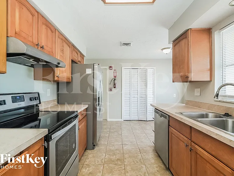 319 Scott Ct — Photo 6
