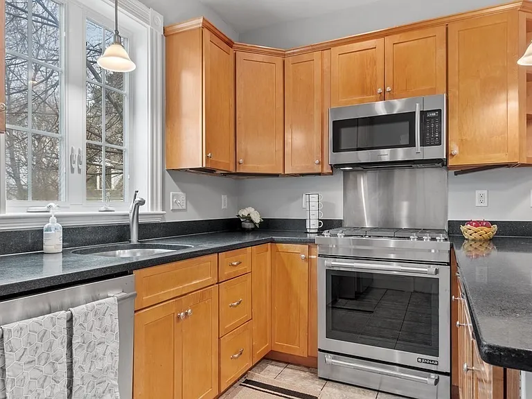 270 Poplar St — Photo 11