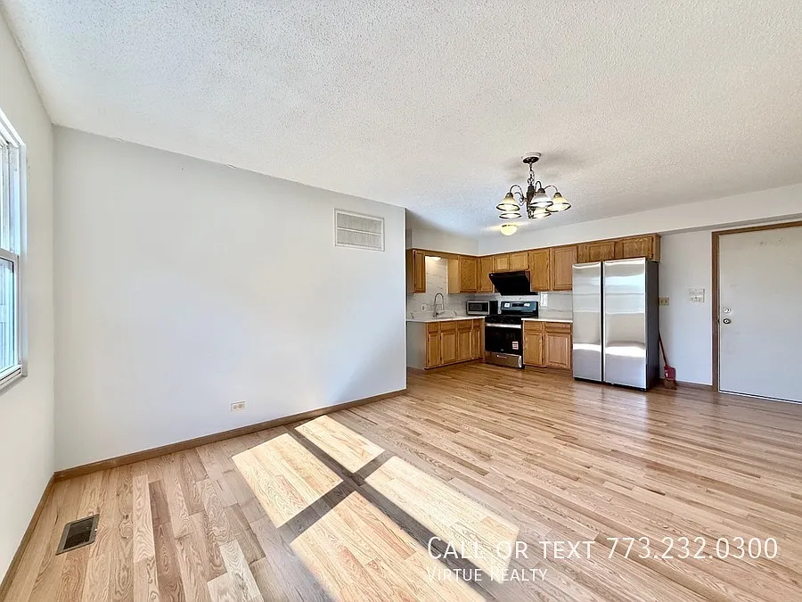 Sunny Chinatown/Armour Square Condo For Rent - 3 Bed 1.5 Bath W/ In-Unit Laundry & Parking Included! — Photo 2