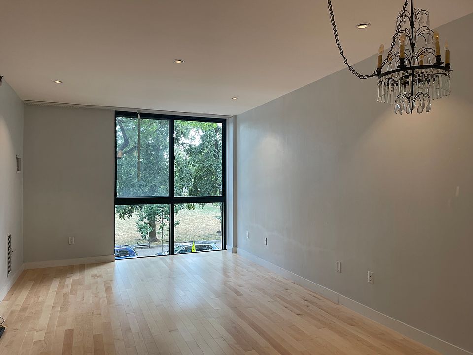 Livingroom/Dining Area