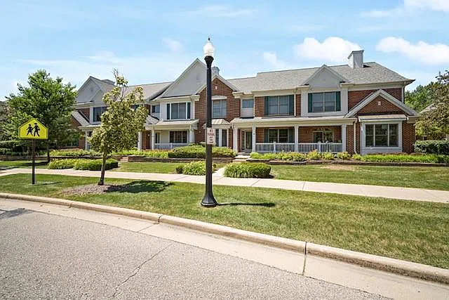 2 bed, 2430 sqft, $2,500 — Photo 3