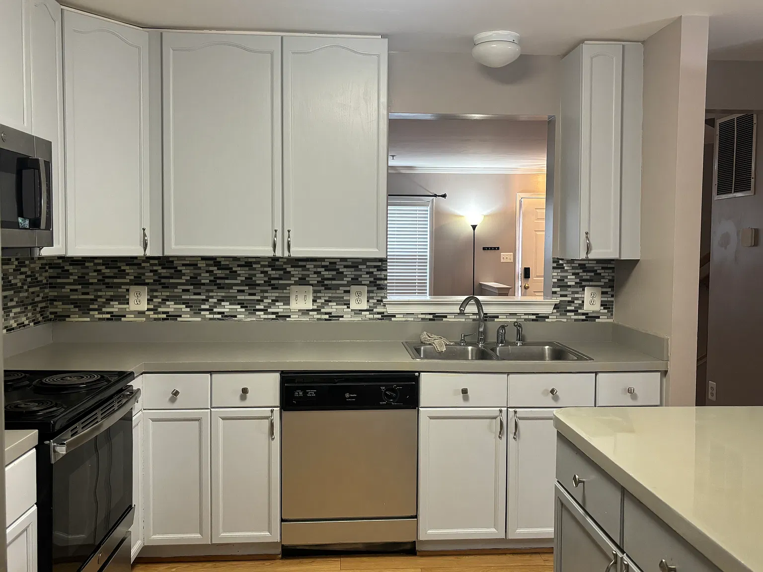 4 bed, 3.5 bath, 2600 sqft, $2,699 — Photo 4