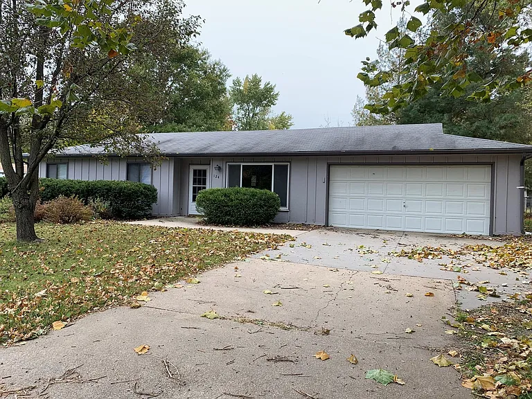 124 Harvey Dr — Photo 1