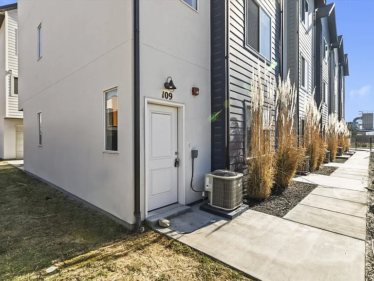 238 W Paramount Ave — Photo 11