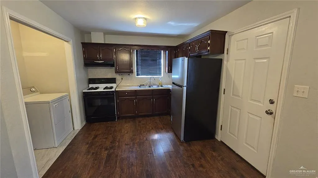 2 bed, 1.0 bath, 884 sqft, $1,200 — Photo 3