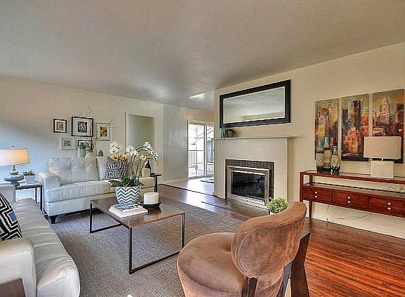 Living Room with fireplace