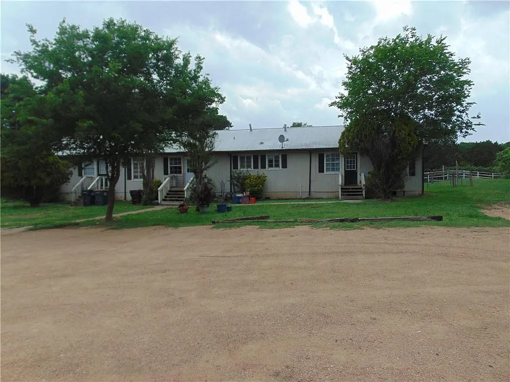 2 bed, 1.0 bath, 200 sqft, $1,225 — Photo 1