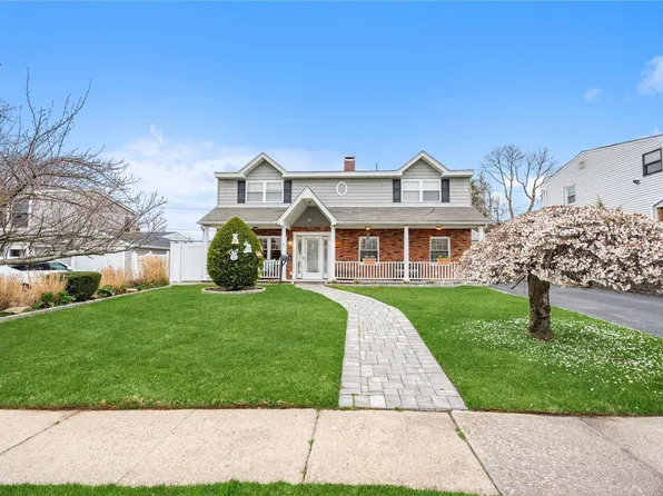 15 Cooper Lane, Levittown, NY 11756