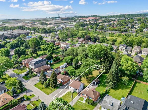 1072 Orchard Rd, Mississauga, ON L5E 2N9