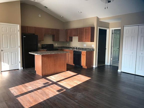 1 BED / 1 BATH UPSTAIRS