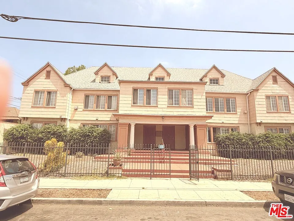 3 bed, 1.0 bath, 1000 sqft, $2,895 — Photo 1