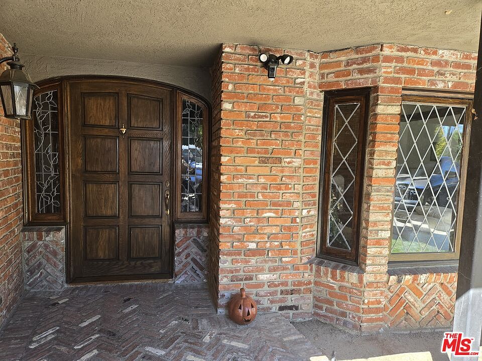 1st image of 4901 Encino Ave
