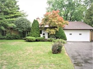 102 Larkfield Dr #C13, Toronto, ON M3B 2H7