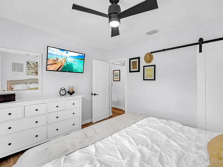 748 NE 17th Way — Photo 36