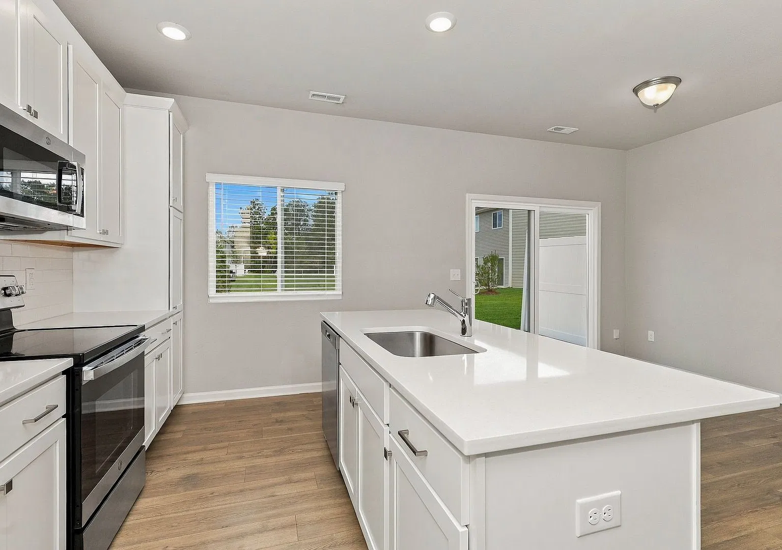 1 Month FREE Rent! Applied to Your First Full Month. Terms & Conditions Apply. — Photo 2