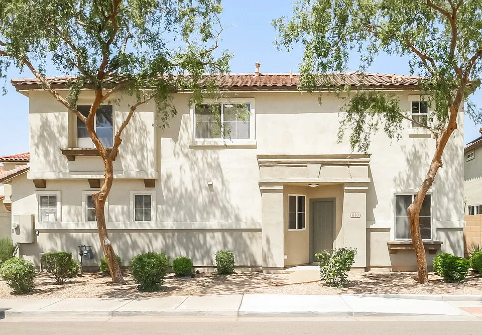 640 E El Monte Pl