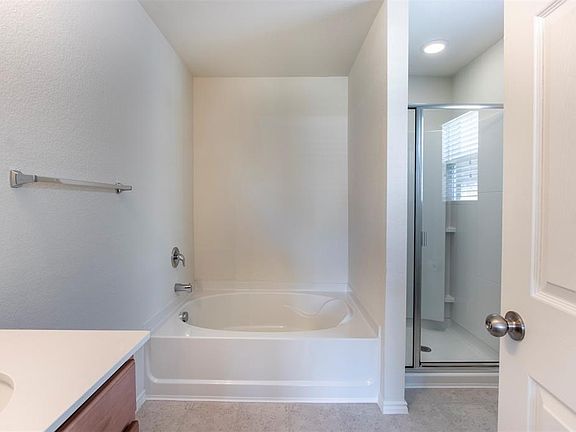 4th image of 1801 Waggoner Dr