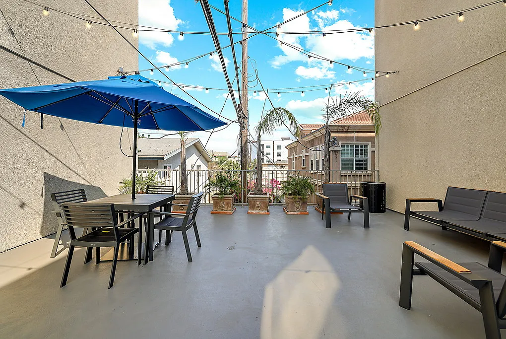 Regency Palm Court — Photo 2