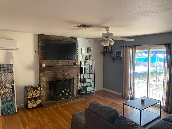 3rd image of 1569 Hickory Ln
