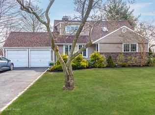 1 Willow Gate, Roslyn Heights, NY 11577