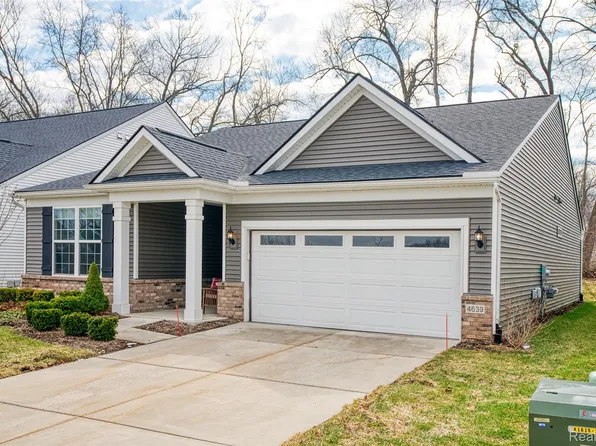 4639 Crestway Dr, Brighton, MI 48116