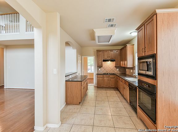 2nd image of 2145 Warwick Pl