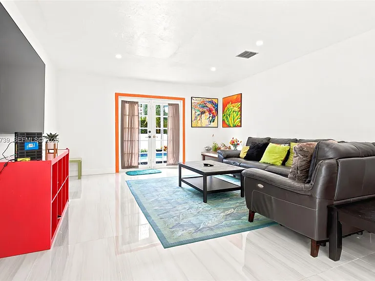 1222 Hollywood Blvd — Photo 11