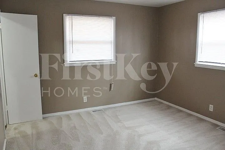 2052 Newhaven Dr — Photo 8