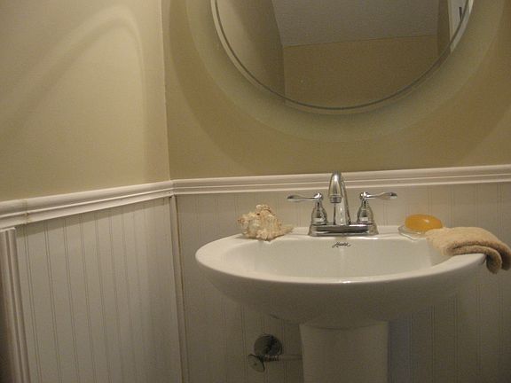 PRETTY PEDESTAL HALF BATH