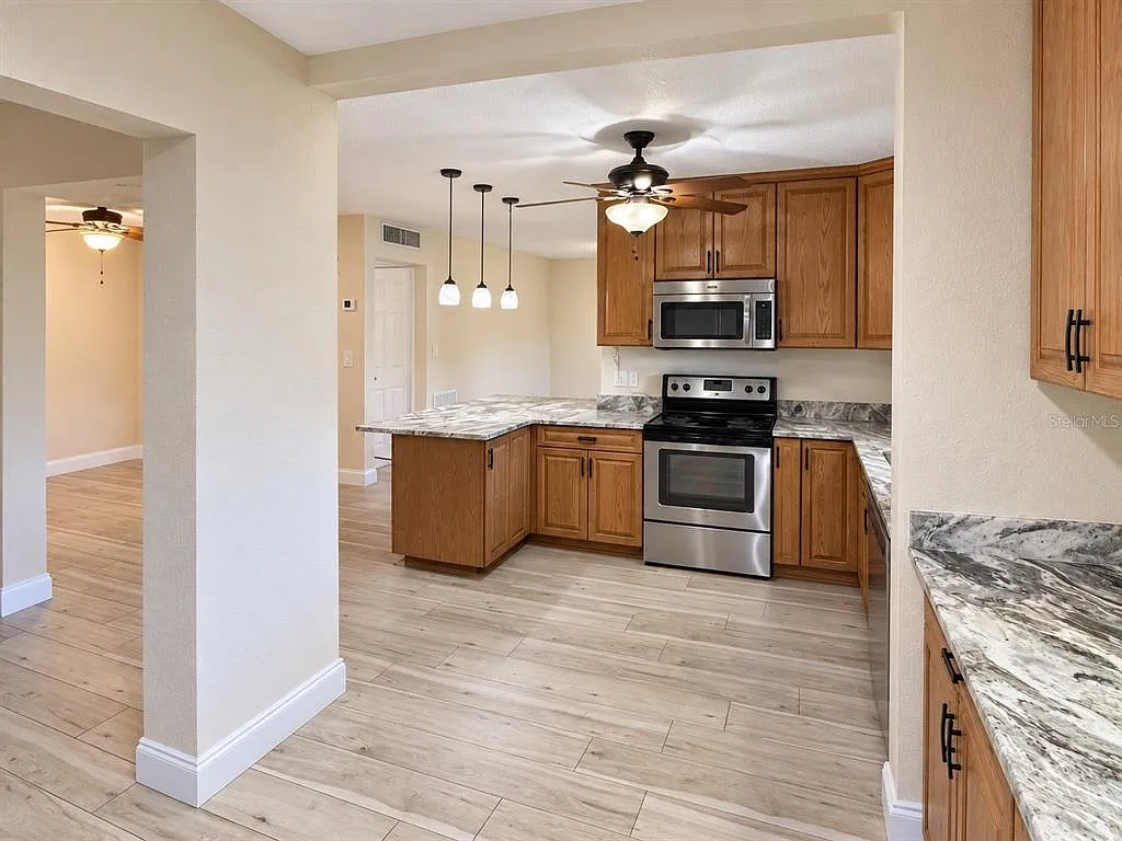 3 bed, 2.0 bath, 2083 sqft, $3,000 — Photo 4