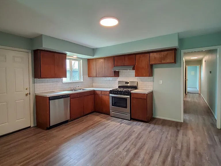 1117 E Parker St — Photo 5