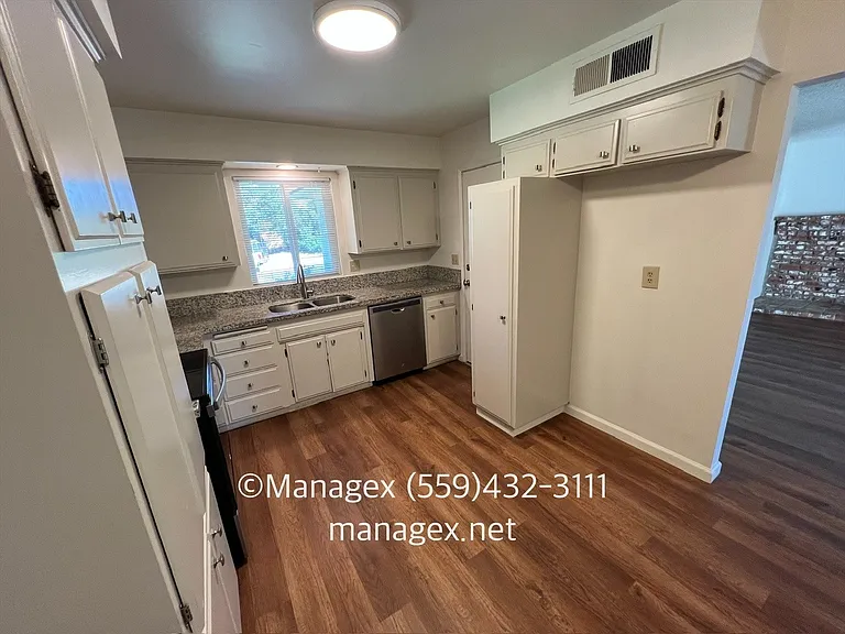 1272 W Dyer Ave — Photo 4