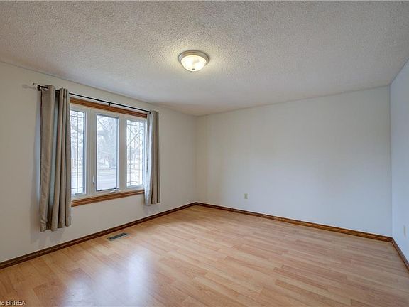 5th image of 390 Brantwood Park Rd