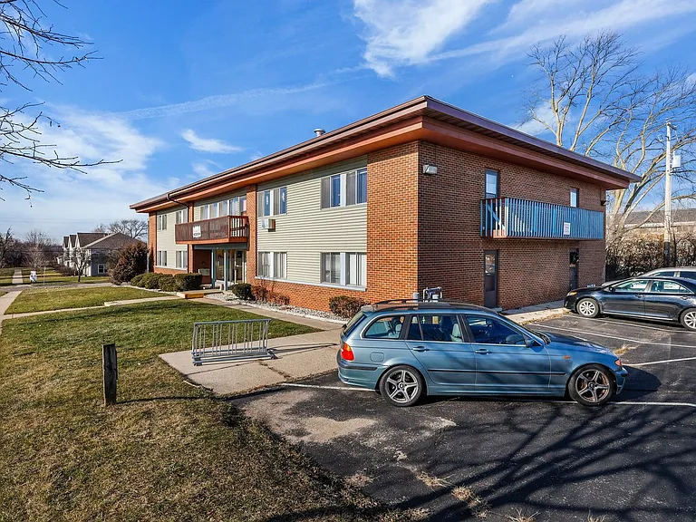 1143 W Carriage Dr #11 — Photo 3