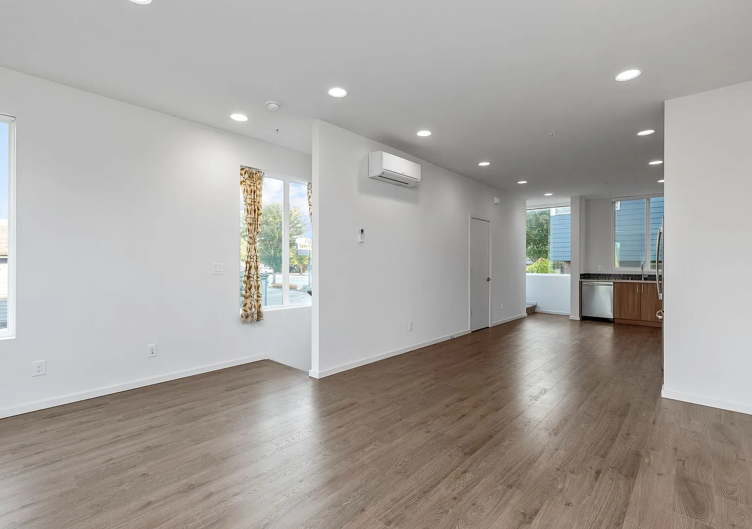 Gorgeous 4BD townhouse in Loyal Heights — Photo 3