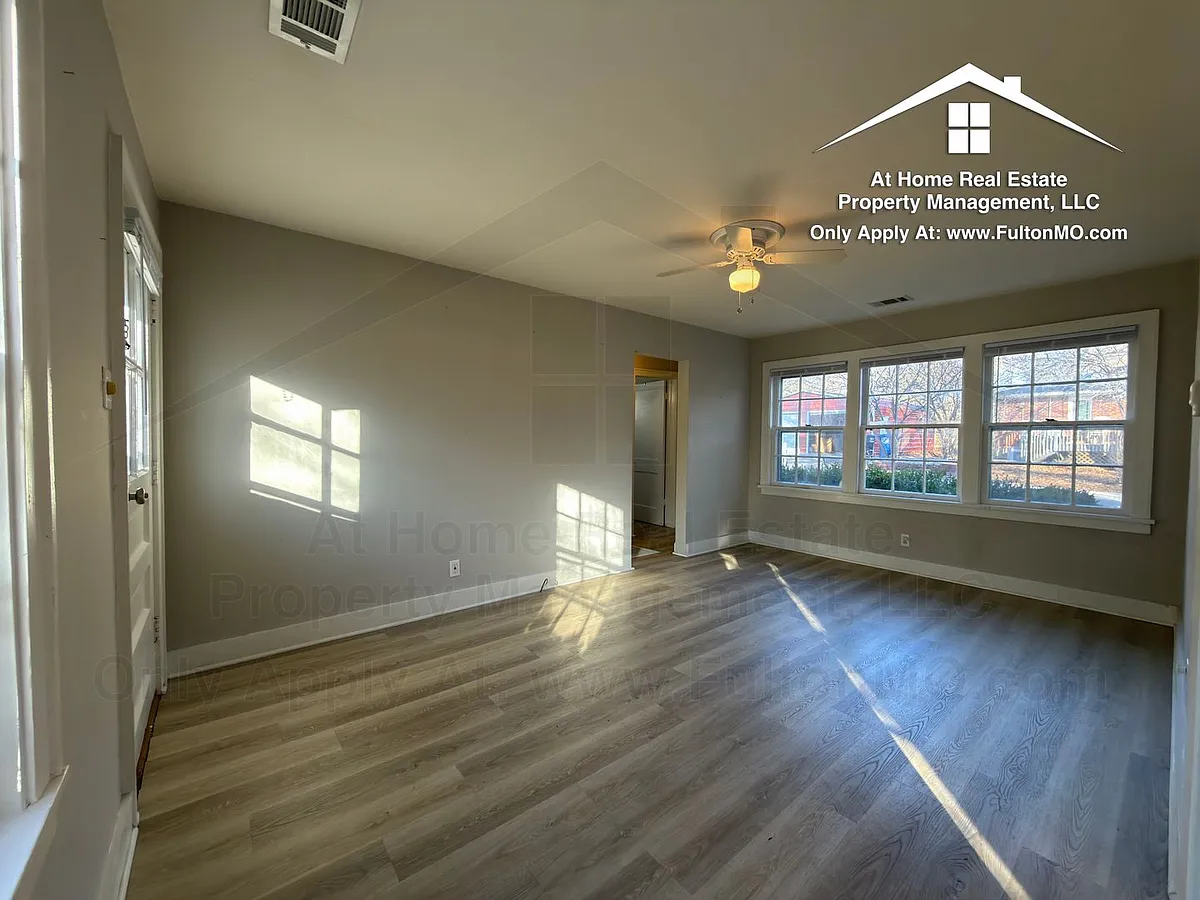 Building Photo - 709 N 7th St