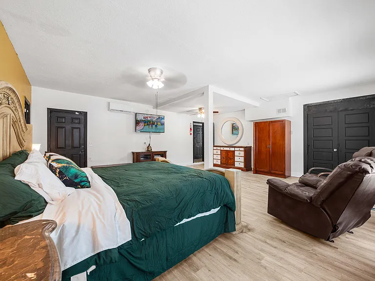 1110 E Lakeshore Blvd #3 — Photo 2