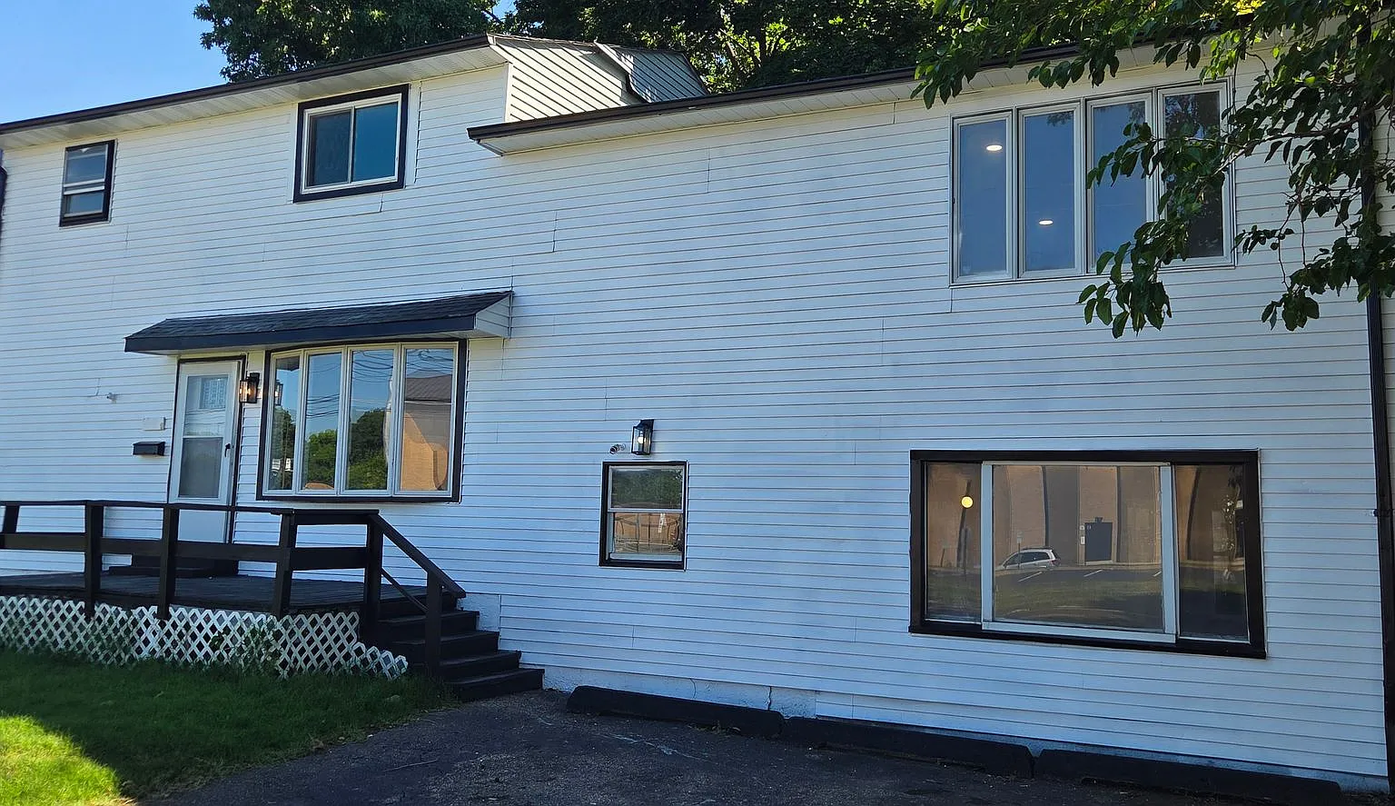 Freshly Updated 6-Bedroom Home with Yard & Driveway — Photo 4
