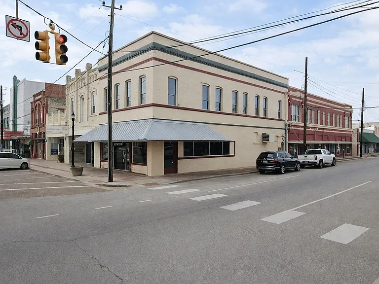 211 E Milam St #A — Photo 9